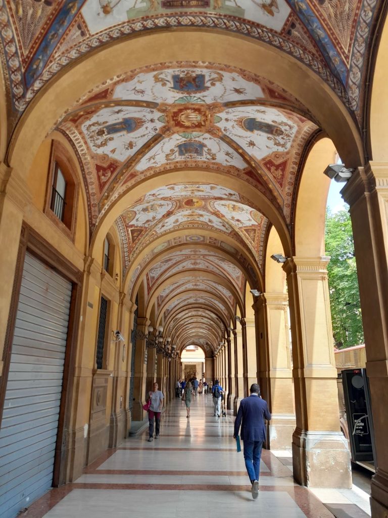 bologna-portico-piazza-cavour